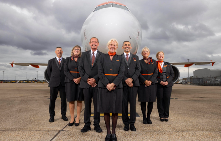 EasyJet 50 yaş üstü kabin görevlisi alımını genişletiyor