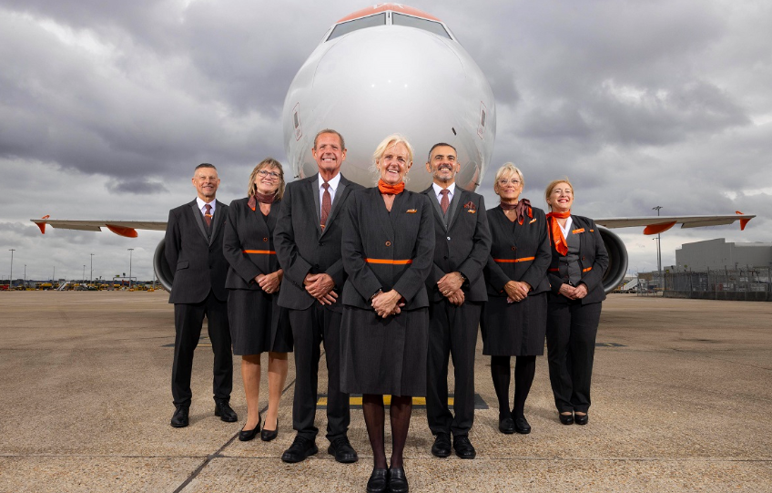EasyJet 50 yaş üstü kabin görevlisi alımını genişletiyor