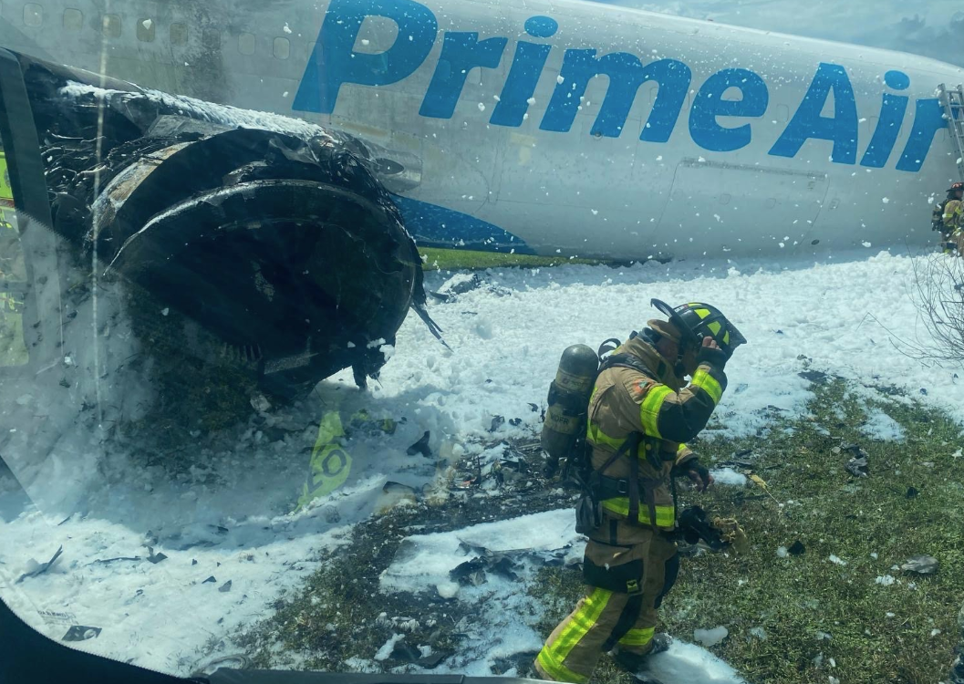 Prime Air’e ait kargo uçağı pistten çıktıktan sonra araçlara çarptı, 5 kişi hayatını kaybetti (güncellendi)