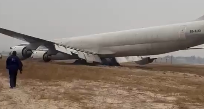 56 yıllık DC-8 uçağı iniş sırasında pistten çıktı