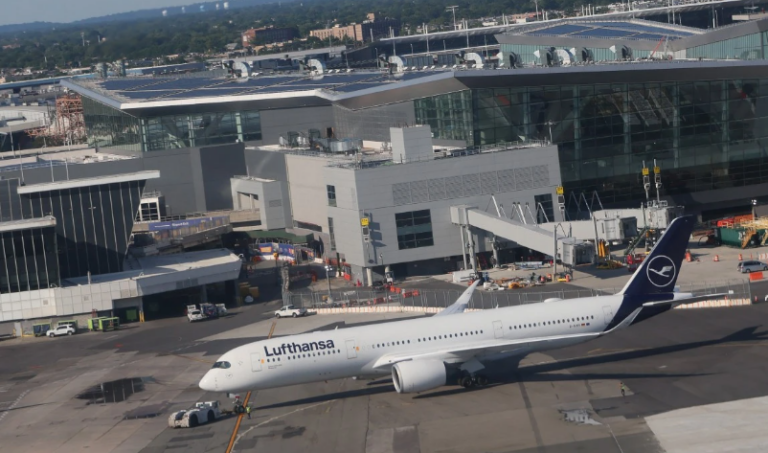 Lufthansa uçağı, bir yolcunun bataryasının alev alması üzerine rotasını değiştirdi