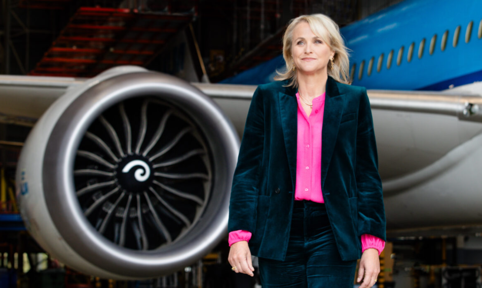 KLM CEO’su kabin personeliyle uçuşta görev yaptı